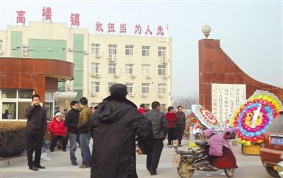 23日晚，河北三河市高楼镇一老人在百余村民冲突中丧生，昨日，死者家属到镇政府门前讨说法。新京报记者 王贵彬 摄