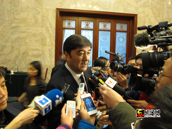 新疆维吾尔自治区主席努尔·白克力在回答记者提问。 正义网记者郭美宏 摄