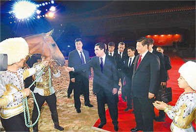 5月12日晚，国家主席习近平与土库曼斯坦总统别尔德穆哈梅多夫在北京共同出席世界汗血马协会特别大会暨中国马文化节开幕式。这是习近平接受别尔德穆哈梅多夫代表土方赠予中方的一匹汗血马。
