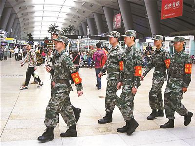 民兵巡逻人员在北京南站候车室上岗执勤