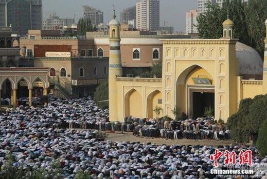 北京时间29日7时30分许，喀什当地穆斯林群众从不同方向赶往新疆最大清真寺艾提尕尔清真寺参加聚礼。