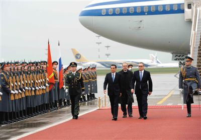 12日，李克强乘专机抵达莫斯科，俄政府高级官员到机场迎接并在机场举行隆重的欢迎仪式。新华社记者