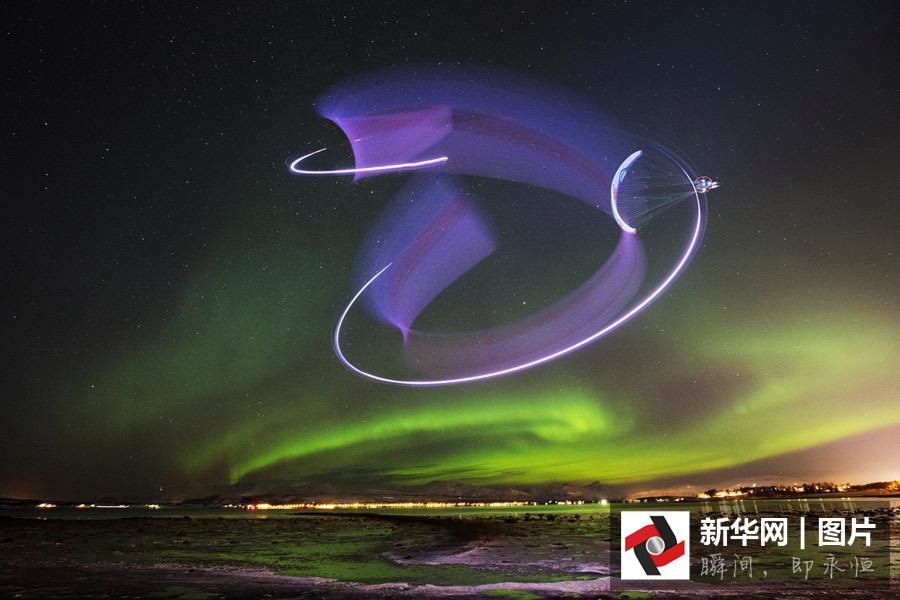 震撼！滑翔伞运动员与北极光“共舞”