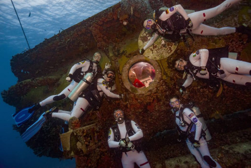 潜入海底：NASA宇航员进行水下任务 模拟太空行走