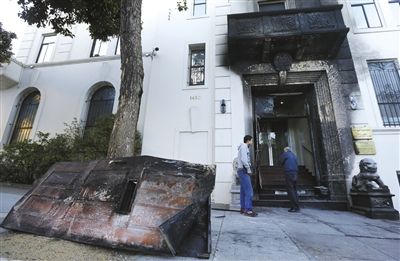 1月2日,美国旧金山,遭纵火的中国驻旧金山总领馆,一扇铁门被烧变形,倒放在门前大树旁。