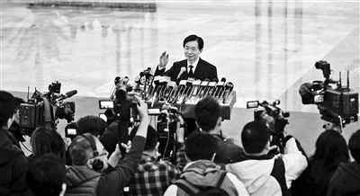 中央纪委副书记、监察部部长、国家预防腐败局局长黄树贤在人民大会堂北大厅部长通道接受记者采访摄影/本报记者