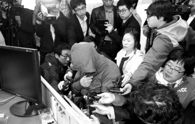4月17日,韩国木浦海警署,调查开始前,失事客轮“岁月”号的船长李俊锡接受媒体采访。李俊锡似乎十分羞愧,不敢面对镜头。图/CFP