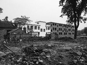新型农村社区“廖寨明盛社区”村民被强拆的宅基地,已建起了新房。