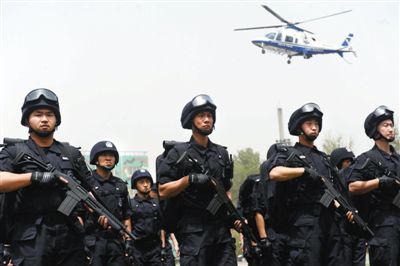 昨日下午，北京市公安局沿六环路举行反恐防暴拉动演练。多个部门警力，30余辆特种车辆和2架警用直升机参加演练。