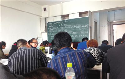 5月6日,大庆市,油田实行招工考试后,出现了各种考前辅导班。图/CFP