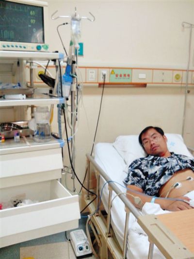 伤者陈士奎在重症监护室。新京报记者