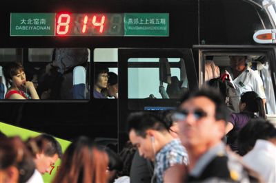 2014年5月22日,乘客在北京大北窑南乘坐开往燕郊的814路公交车。有媒体报道称,有30万人在北京上班、住在燕郊。图/CFP