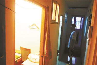 北青报记者昨日暗访发现,一户不到70平方米的一室一厅,居然隔成五间出租