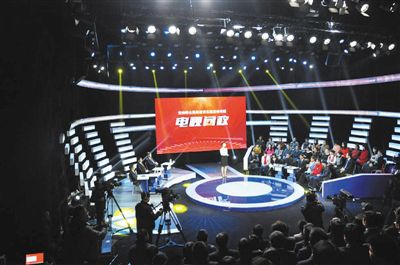 湖南经视《经视问政》节目录制现场,截至目前,八期节目邀请了18名厅局长、9名州市长前来问政。