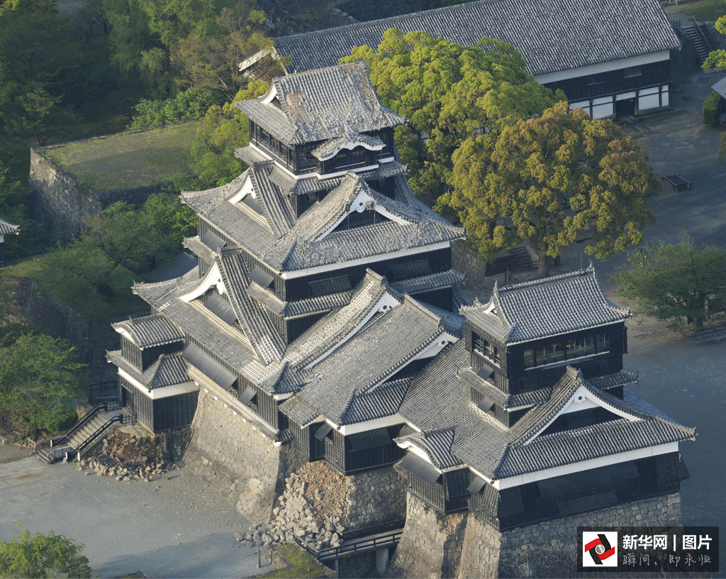 日本熊本县发生6.5级地震 地标建筑受损
